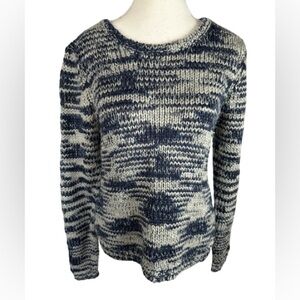 ⭐️ 3/$15 Cynthia Rowley Navy and Cream Crew Neck Sweater Size M
